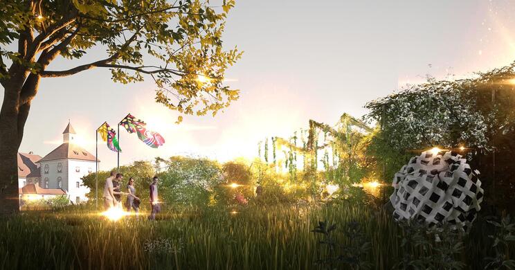 Garten mit hohen Gräsern, Bäumen und dekorativer Kugel im warmen Licht der untergehenden Sonne.